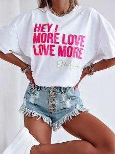T-SHIRT LOVE MORE BIAŁY Z NAPISEM NEON RÓŻ