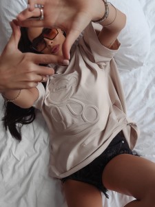 T-SHIRT TIMI BEŻOWY
