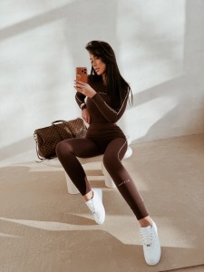 KOMPLET DAMSKI EASILY O LA VOGA CZEKOLADOWY